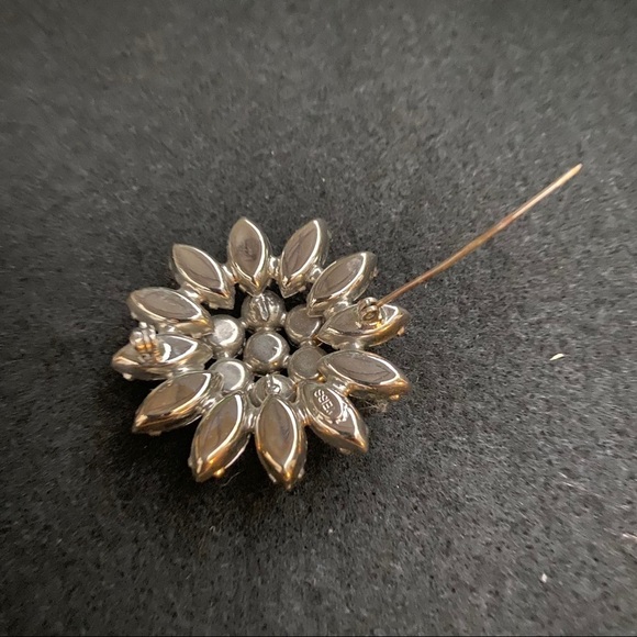 Weiss Vintage rhinestone pin - Picture 4 of 8